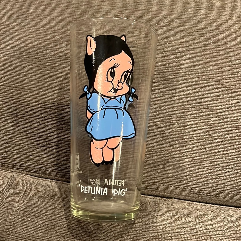 Petunia pig collectors cup